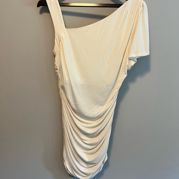 One sleeve rouched white top - Picture 3 of 3